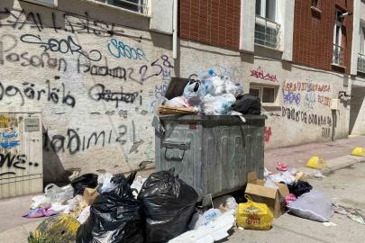 Güllük Mahallesinde yetersiz çöp konteynırı sebebiyle çöpler yollara taştı