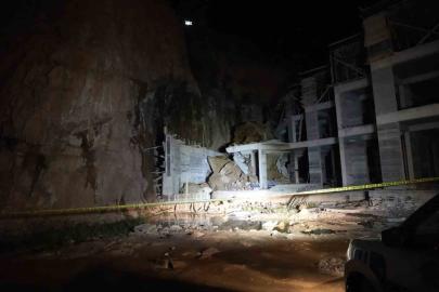 Gümüşhane’de yamaçtan kopan dev kayalar, inşaat halindeki binanın üstüne düştü