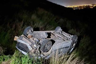 Hafif ticari araç, antik kent girişinde şarampole yuvarlandı: 2 yaralı