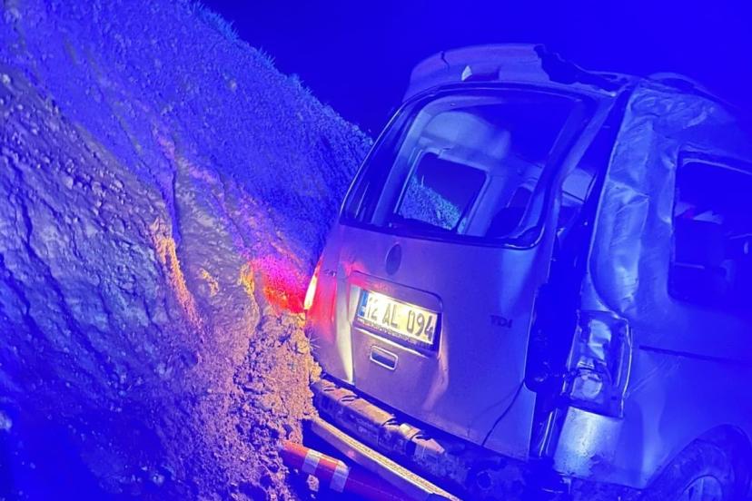 Hafif ticari araç şarampole yuvarlandı: 2 yaralı