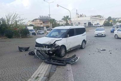 Hafif ticari araçla çarpışan otomobilin sürücüsü yaralandı