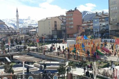 Hakkari güneşli havayı fırsat bilenler parka akın etti