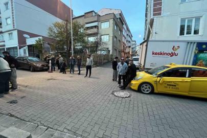 Harç karma makinesi, ticari taksinin üzerine devrildi