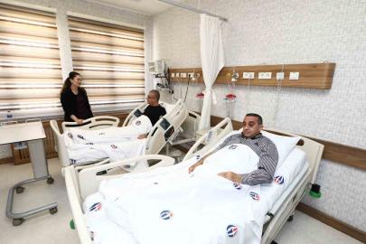 Hasta, doktoruna böbreğini verdi