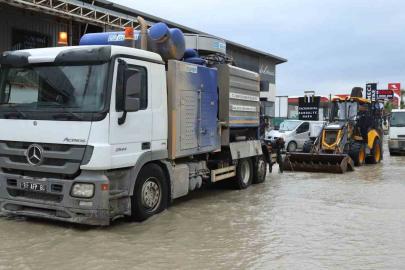 Hatay Büyükşehir Belediyesi ekipleri, 110 noktaya müdahale ederek 32 vatandaşı kurtardı