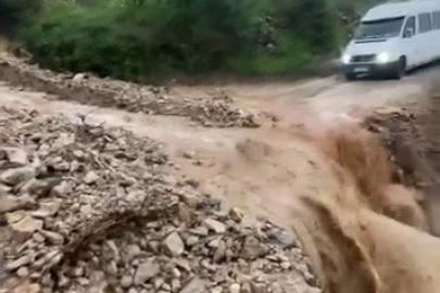 Hatay’da heyelan yaşanan yol ulaşıma kapandı