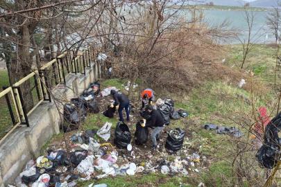 Hazar Gölü sahilindeki kirliliğe müdahale: 10 ton çöp toplandı