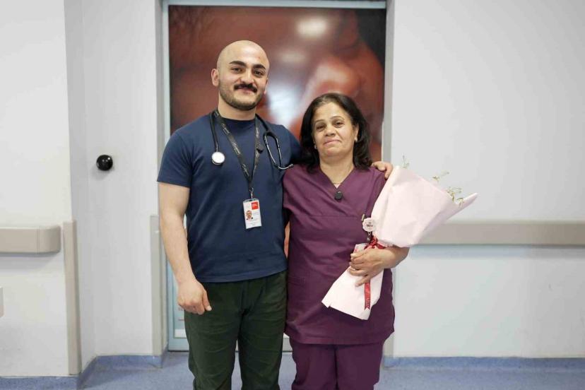 Hekim oğuldan ebe anneye Ebeler Haftası sürprizi