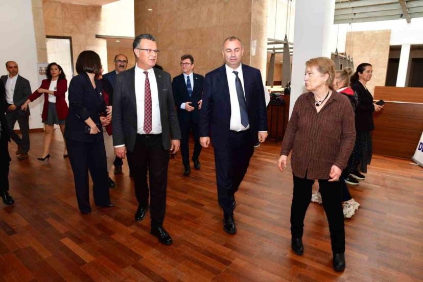 Hem ablasını hem umut sergisini yalnız bırakmadı