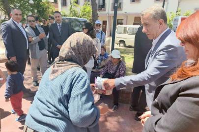 Herkes belediye başkanı olarak,işportacı teyze ise  müşteri olarak gördü