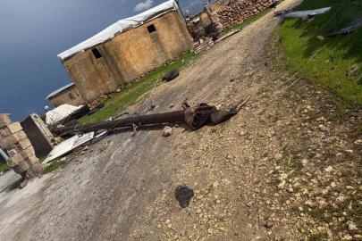 Hilvan’da dehşet anları kamerada: Fırtına çatıları uçurdu, direkleri devirdi