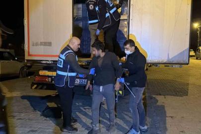 Hurma ve fıstık yağı yüklü tırda 18 kaçak göçmen yakalandı