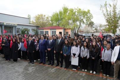 Iğdır’da haftanın ilk eğitim gününde protokol öğrencilerle buluştu