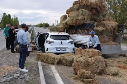 Iğdır’da kamyonet ile otomobil çarpıştı: Otlar aracın üzerine döküldü