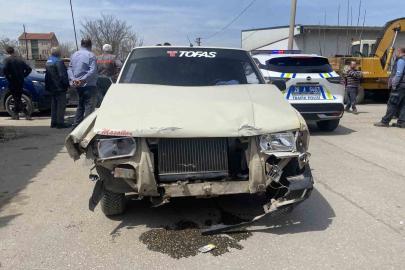 İki araç çarpıştı, 4 araç hasar aldı