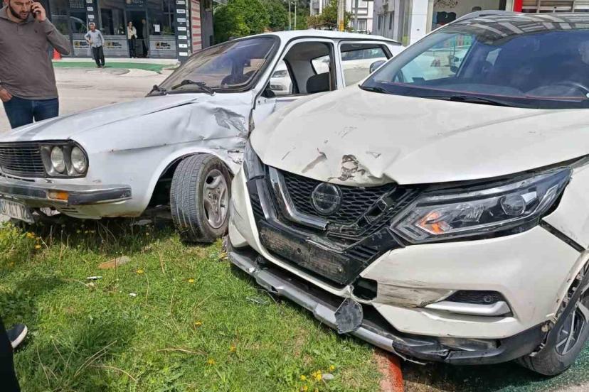 İki otomobilin çarpıştığı kaza anı kamerada