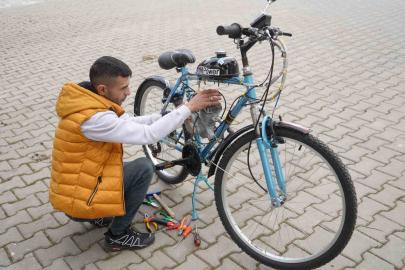 İkinci el bisiklet satın aldı, topladığı malzemelerle mobilete çevirdi