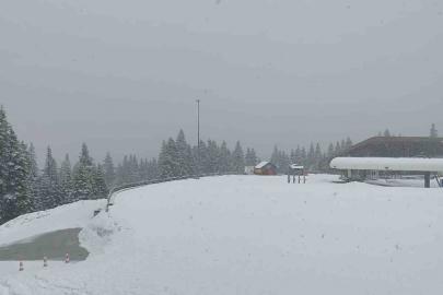 İlkbahar yerini kışa bıraktı, turizm alanı yeniden beyaz örtüyle kaplandı