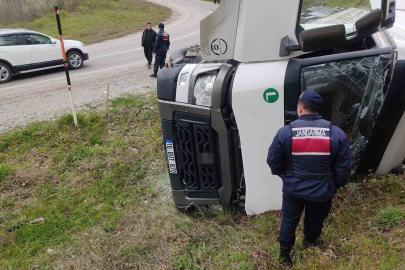 İnegöl’de su yüklü tır yamaca devrildi: 1 yaralı