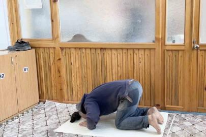 İnşaat işçisinden örnek davranış: Camiyi kirletmemek için nalburdan aldığı malzemenin üzerinde namazını kıldı