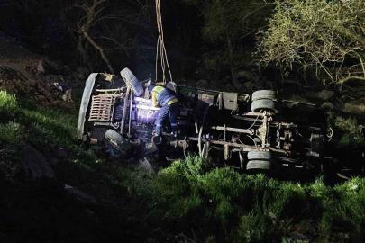 İş makinesi şarampole yuvarlandı: 1 ölü, 1 yaralı