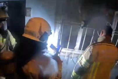 İtfaiye erlerinin yangını söndürmek için zamanla yarıştığı anlar kamerada