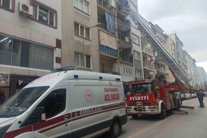 İtfaiyenin asansörlü merdivenine binmekten korkan genç, kırık ayağıyla merdivenlerden indi