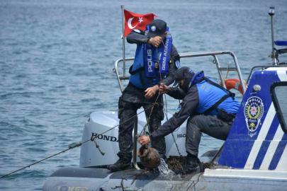 İzmir’de deniz ekosistemini tehdit eden kaçak ahtapot tuzakları imha edildi
