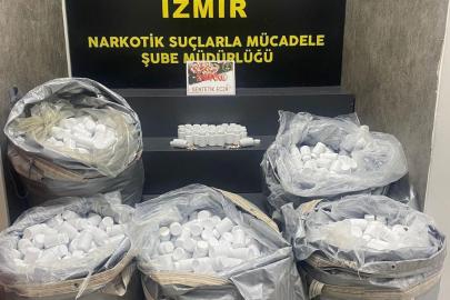İzmir’de durdurulan araçtan 156 bin uyuşturucu hap çıktı