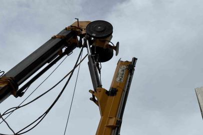 İzmir’de inşaat kulübesinin üzerine vinç düştü: 3 işçi yaralandı