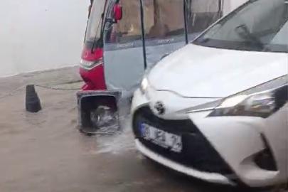 İzmir’de sağanak sokakları göle çevirdi