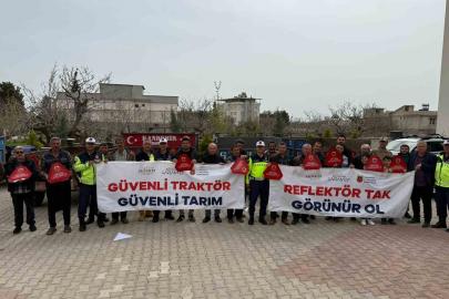 Jandarma 300 traktör sürücüsüne eğitim vererek 600 reflektör dağıttı