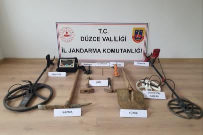 Kaçak kazı yaparken jandarmaya suçüstü yakalandılar