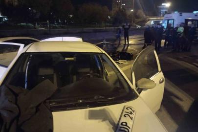 Kadıköy’de emniyet şeridindeki sürücüye otomobil çarptı: 1 ölü