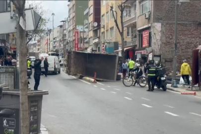 Kağıthane’de kamyon yan yattı