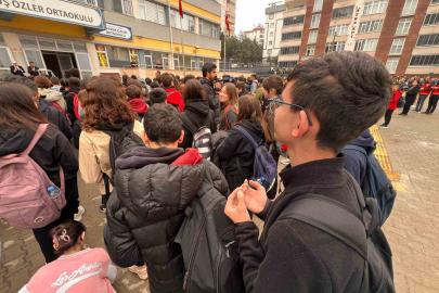 Kahramanmaraş’ta öğrenciler, saldırıda hayatını kaybedenler için dua etti