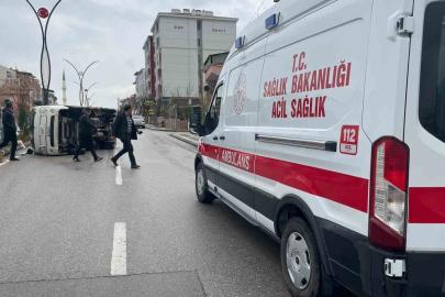 Kamyonet refüje çarparak devrildi: 2 yaralı