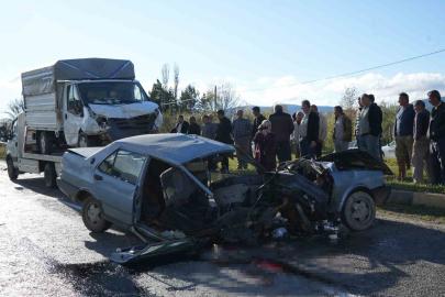 Kamyonetle çarpışan Tofaş ikiye bölündü, sürücü hayatını kaybetti