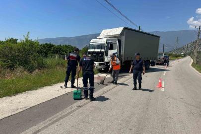 Kamyonla çarpışan motosikletli hayatını kaybetti