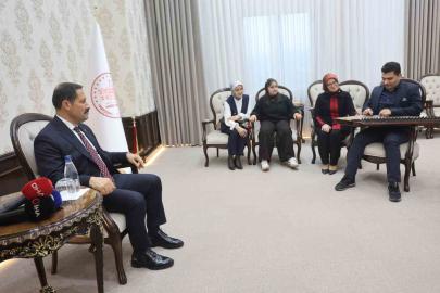 Kanunu ve eşsiz ses yeteneğiyle kulakların pasını silen otizmli Ertuğrul’dan valiyi mest eden mini konser