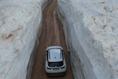 Kar duvarları arasında kalan yol görenleri hayrete düşürdü