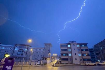 Karabük’te sağanak etkili oldu, şimşekler gökyüzünü aydınlattı