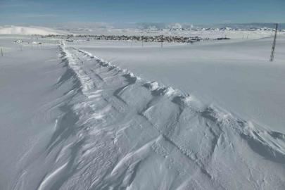 Karayazı’da karla mücadele: Kapalı yollar açıldı, öğrenciler okullarına ulaştı