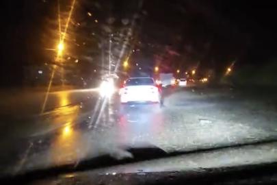 Karayoluna düşen taşlar ulaşımda aksamalara neden oldu