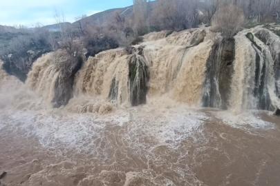 Karların erimesiyle Muradiye Şelalesi coştu