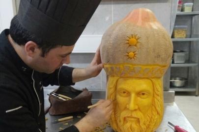 Karpuz ve bal kabağıyla mutfağı sanat atölyesine çeviriyor