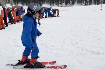 Kars’ın çocukları Nisan’da 2 metre kar üzerinde kayak öğreniyor