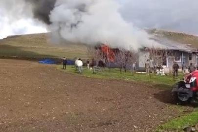 Kars’ta alevlere teslim olan ev kullanılamaz hale geldi