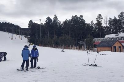 Kars’ta bahar ortasında kayak keyfi: Sarıkamış’ta sezon nisanda da sürüyor