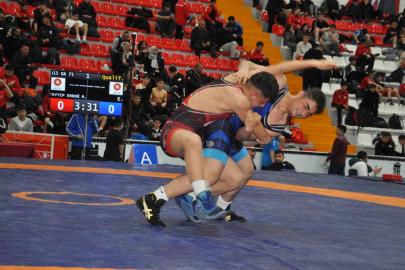 Kars’ta U15 Türkiye Güreş Şampiyonası başladı: Milli takım yolunda kıran kırana mücadele